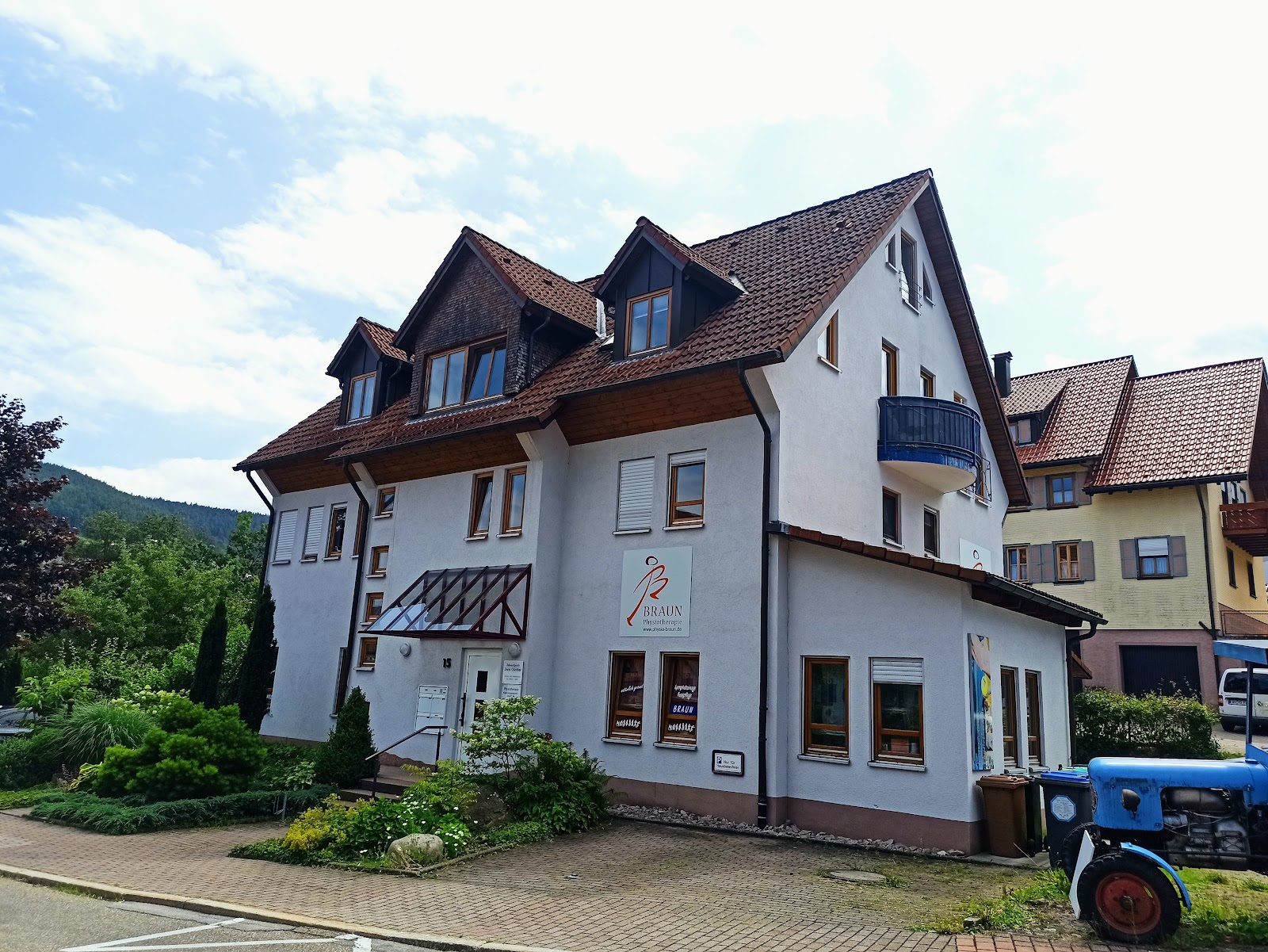 Praxisgebäude von Braun Physiotherapie an einem sonnigen Sommertag
