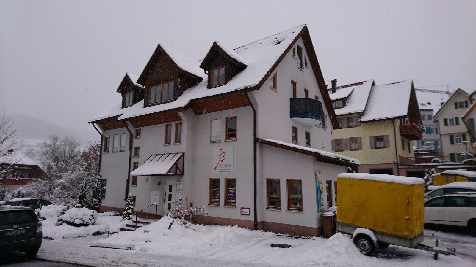 Praxisgebäude von Braun Physiotherapie in verschneiter Winterlandschaft